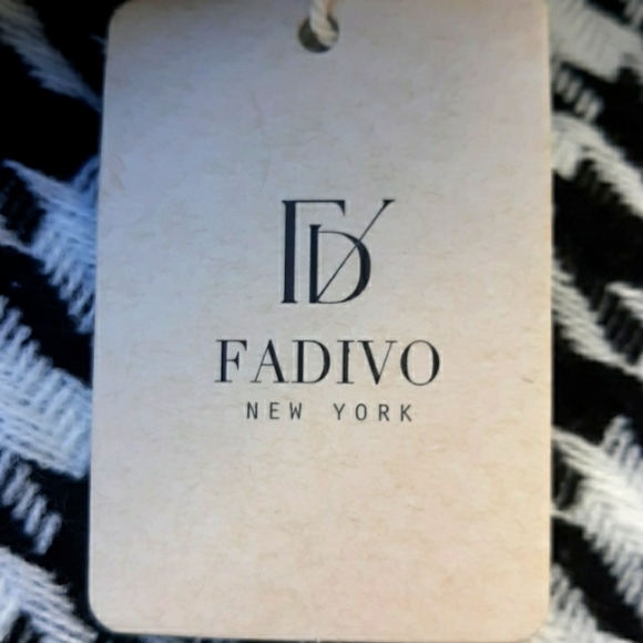 NWT FADIVO NEW YORK WRAP - Picture 3 of 6